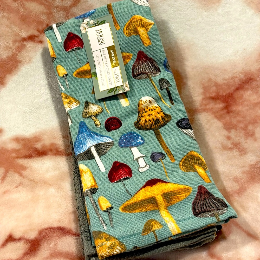 Colorful Wild Mushrooms Kitchen Towels Set of Three NWT 18x28” Cotton